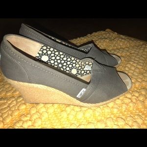 Tom’s Stella Wedges size 9.5 gray canvas